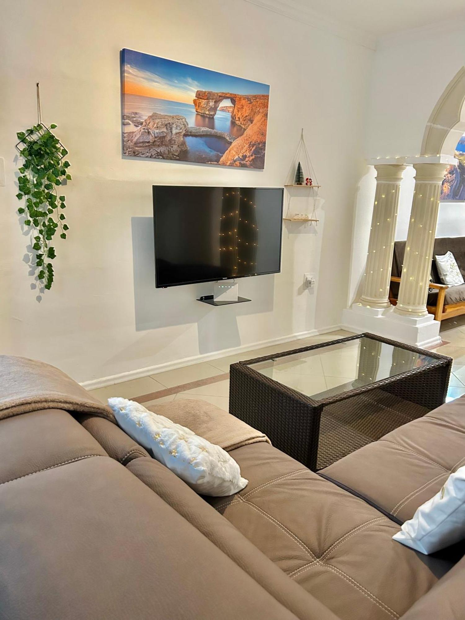 Beach Front 3-Bedroom Holiday Home Mellieħa Εξωτερικό φωτογραφία